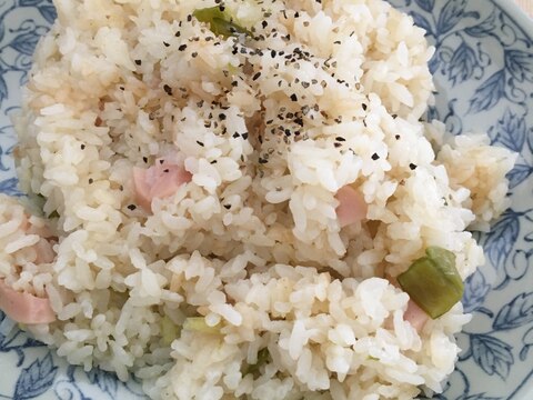 材料すくなくても炊飯器でピラフ